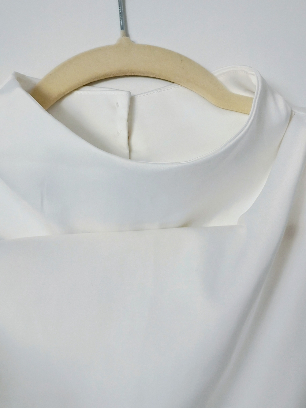 Another Sleeveless Hight Degaje Women Silky White, 3 Botton Back losure, Small - Picture 4 of 9
